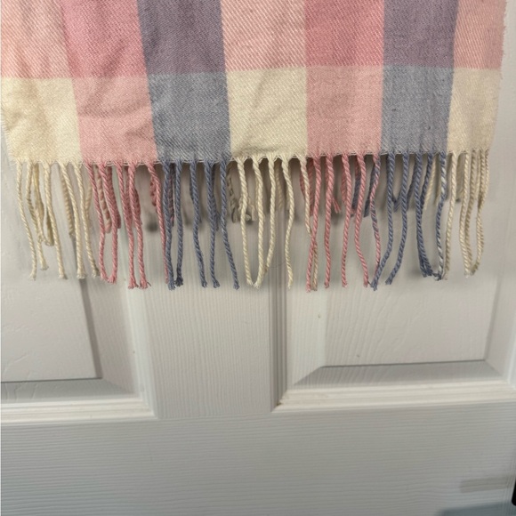 100% Cashmere Scarf Made in Scotland Plaid Pastels Blue Cream Pink Fringe - Picture 3 of 7